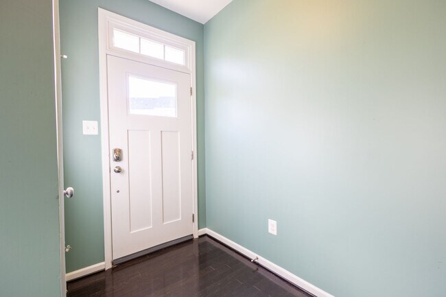Building Photo - Lovely 3 BR/2.5 BA EOG Townhome in Glen Bu...