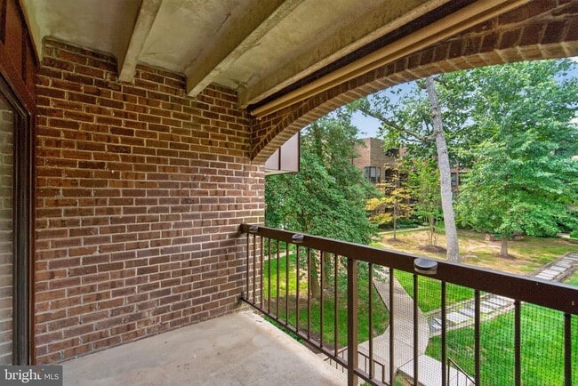 Building Photo - 11232 Chestnut Grove Square