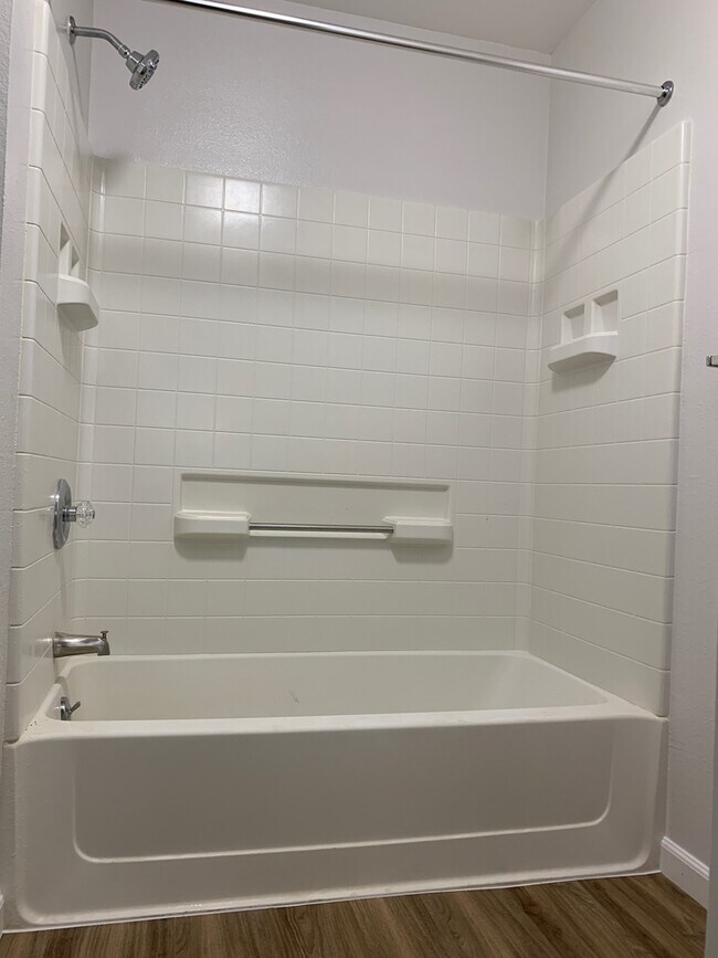 Foto del edificio - Hillsdale 2/2/2 - ground floor unit outsid...