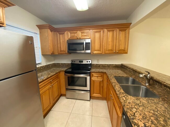 Building Photo - 1440 Lake Crystal Dr