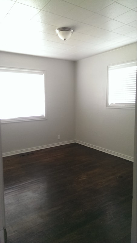 Building Photo - 205 500 E