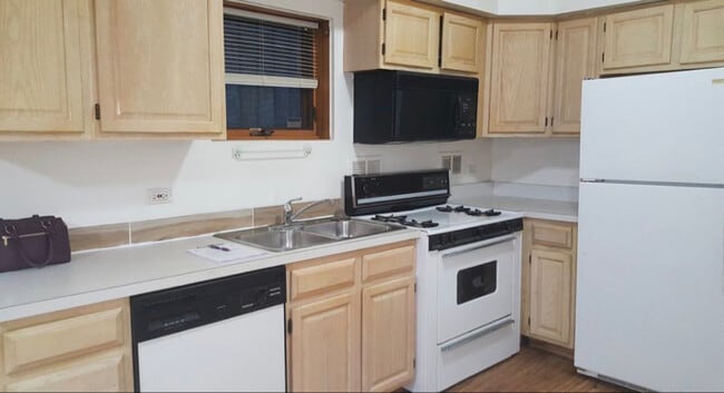 Photo - 1520 W Superior St Apartment