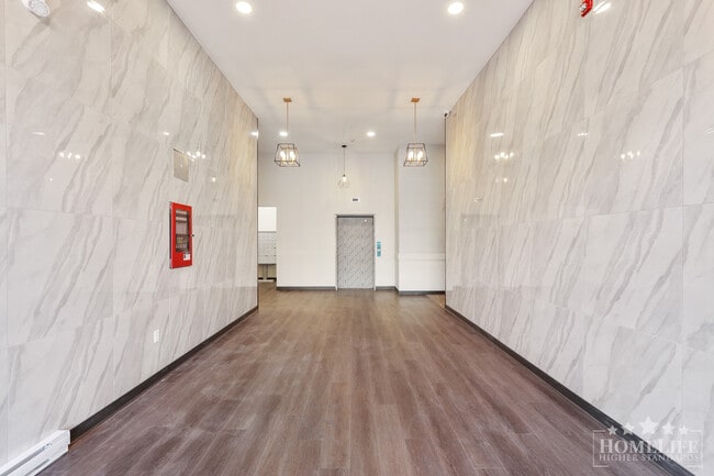 Building Photo - Presenting an Opportunity to Lease a 2BDR + 2BATH + DEN unit in Kenzie