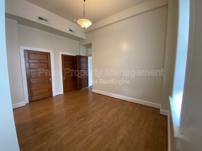 Building Photo - 244 N Sycamore St