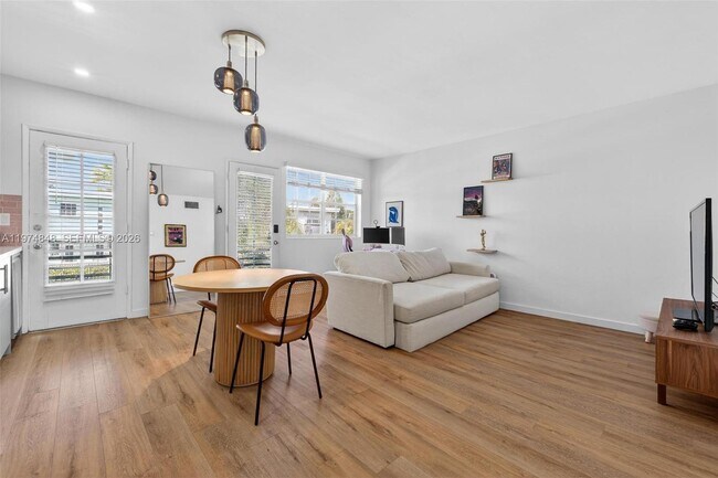 Foto del edificio - 8600 Byron Ave