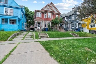 Building Photo - 148 Lilac St