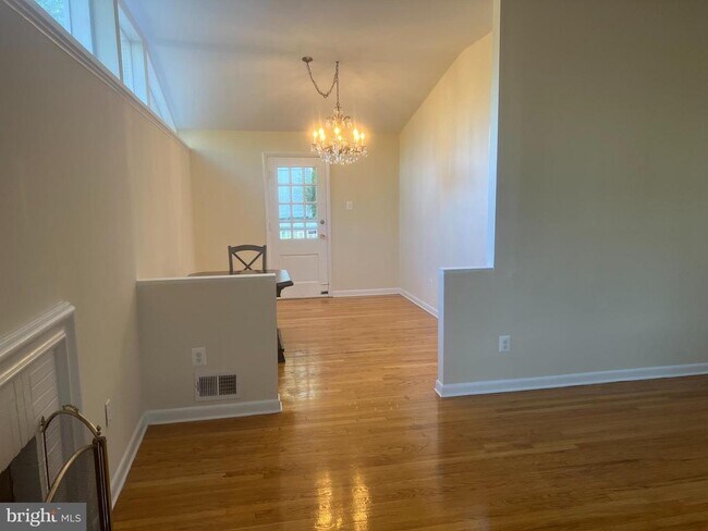 Foto del edificio - 6812 Rosemont Dr