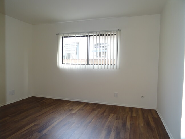 Building Photo - 440 Milford St