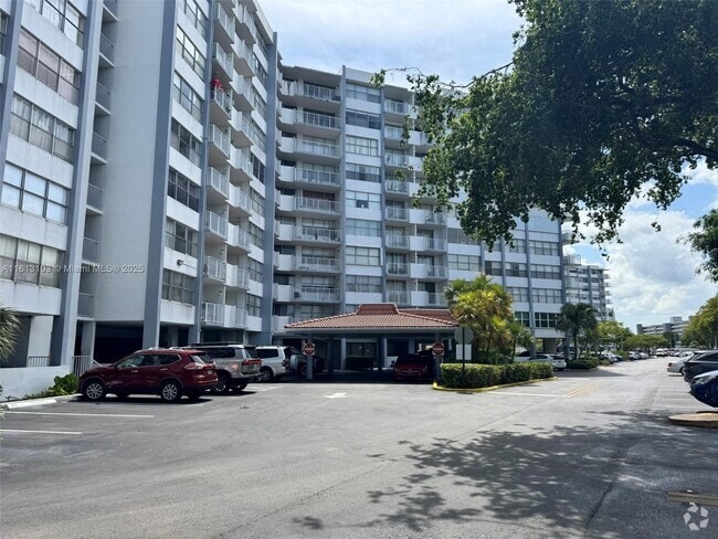 Building Photo - 1300 NE Miami Gardens Dr