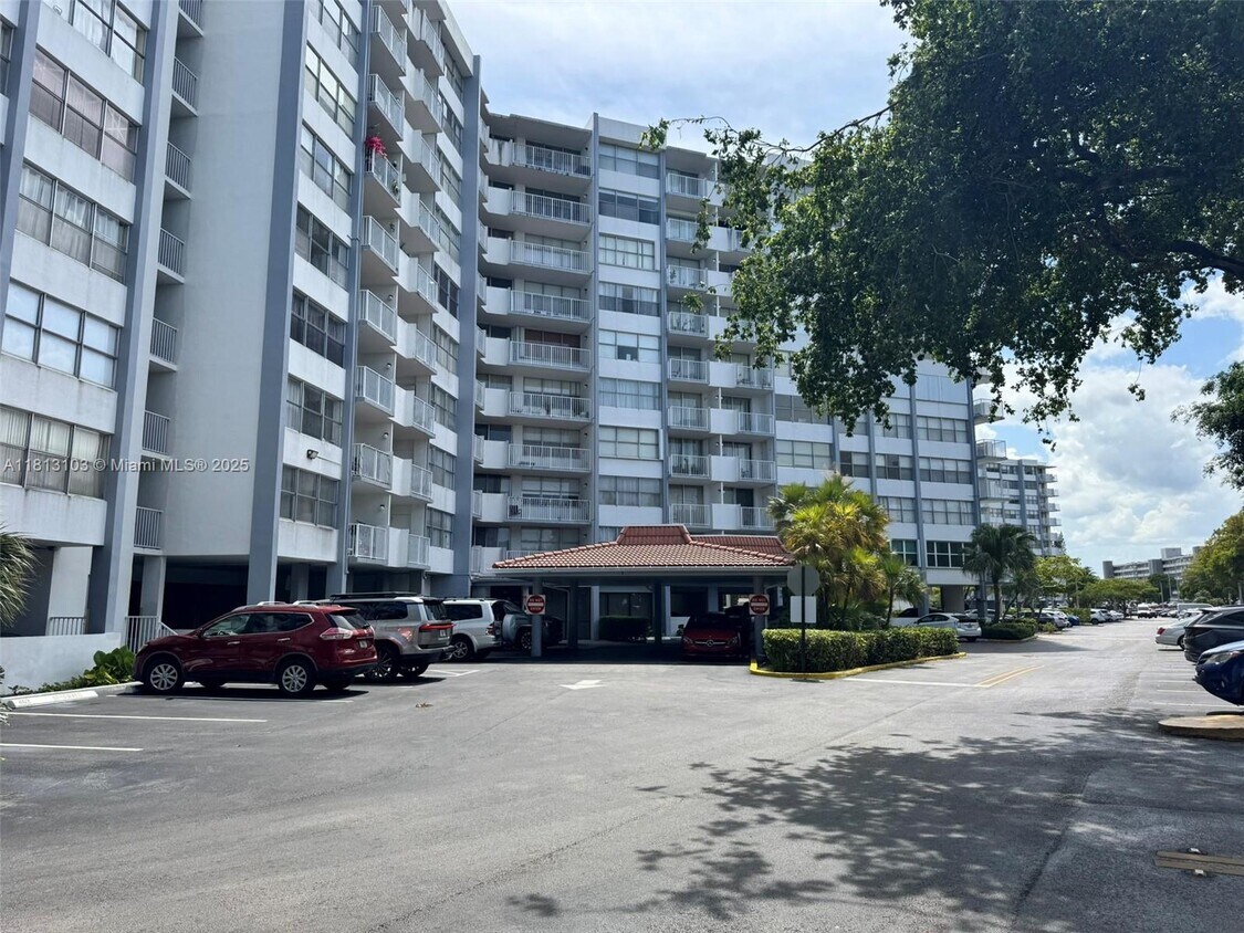 Foto principal - 1300 NE Miami Gardens Dr