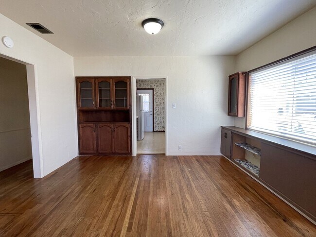 Foto del edificio - Centrally Located Two Bedroom Home
