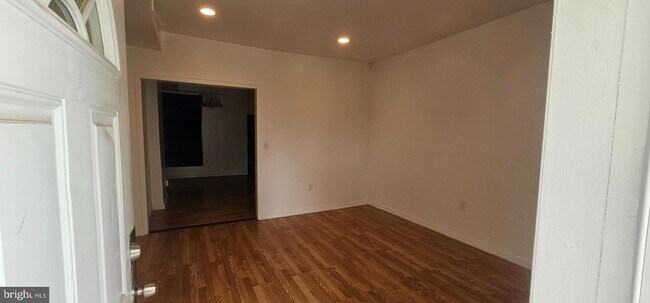 Foto del edificio - 2548 Oswego Ave