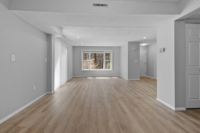 Building Photo - 617 Edgebrook Dr