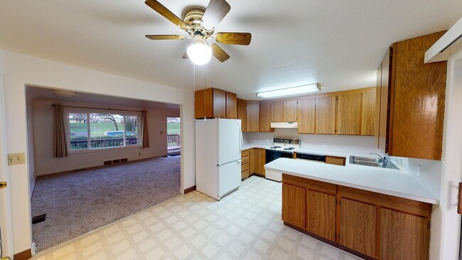 Building Photo - Hardwoods, Landscaped Spacious Yard, Pet F...
