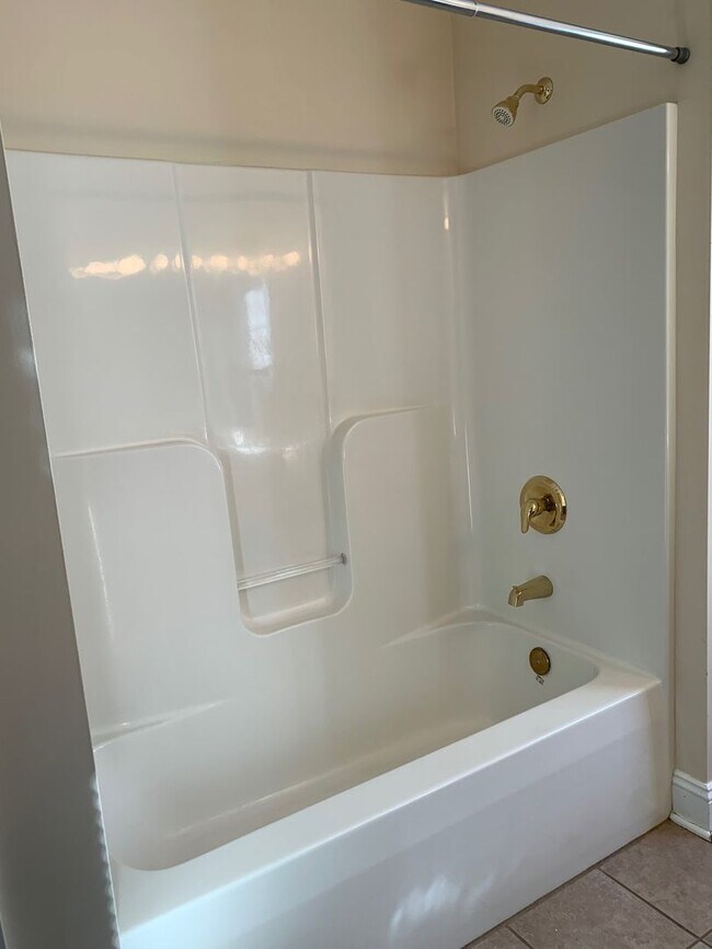 Foto del edificio - 3 Bedroom 2 Bath Townhouse with 2 Car Garage