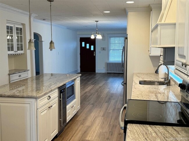 Building Photo - 22 W 1st St