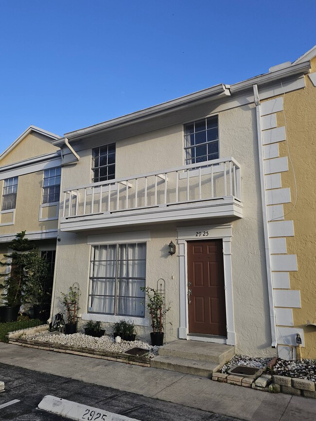 Building Photo - 2925 Belmont Ln