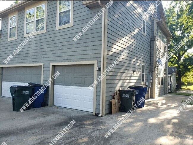 Building Photo - Spacious Remodeled 2 Bed/2 Bath in Lawrenc...