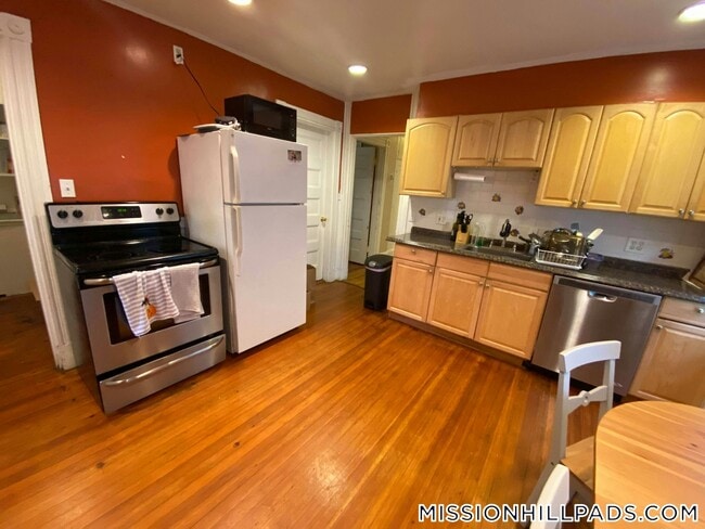 Building Photo - 10 Sachem St