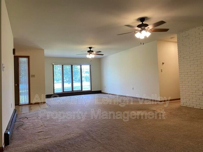 Building Photo - 523 Echo Lake Dr