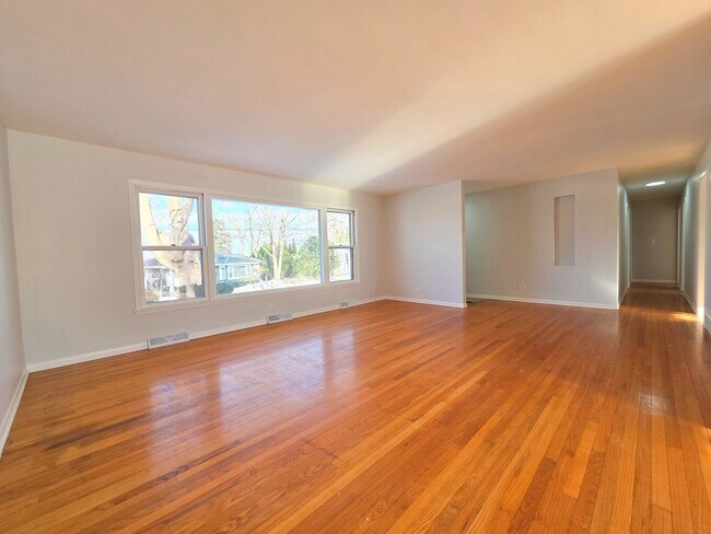 Building Photo - 29 E Lake Shore Dr