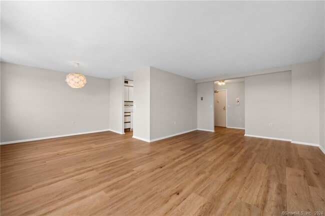 Building Photo - 887 Farmington Ave