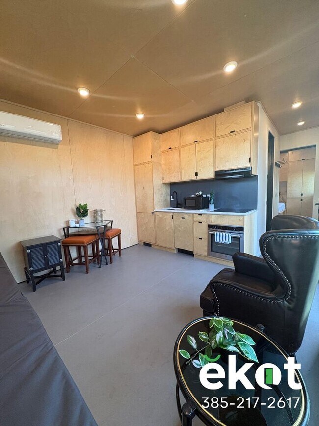 Building Photo - 613 Emery St W