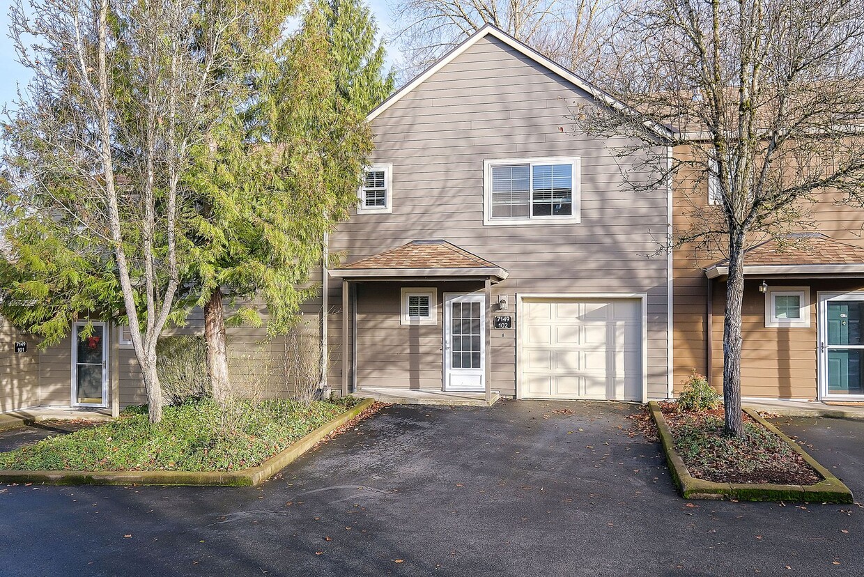 Foto principal - Great Location! 2 bedroom, 2.5 Bathroom To...