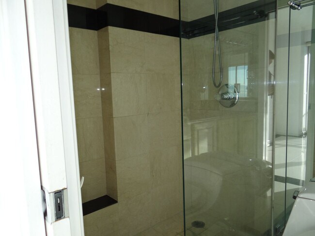 Building Photo - **COMING SOON** SPACIOUS! 2BD/2.5BA HIGH R...