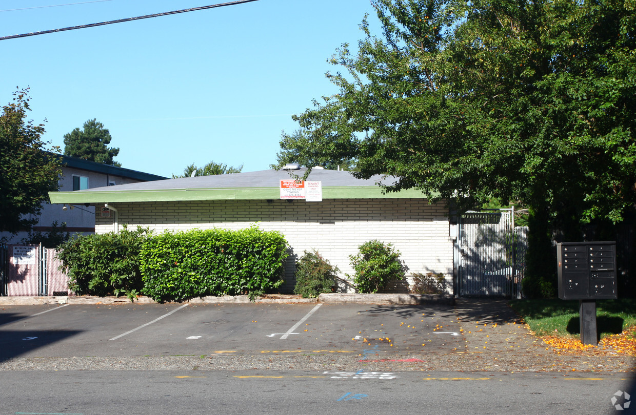 Building Photo - 913 Harrington Ave