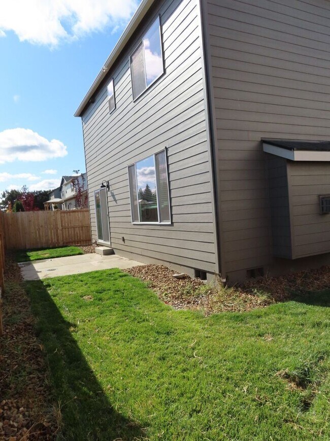 Building Photo - 4 br, 2.5 bath House - 61824 SE Finn Place