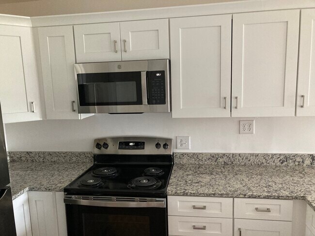 Soft close cabinets, stainless steel appliances,granite counter tops - 501 44th Ave N