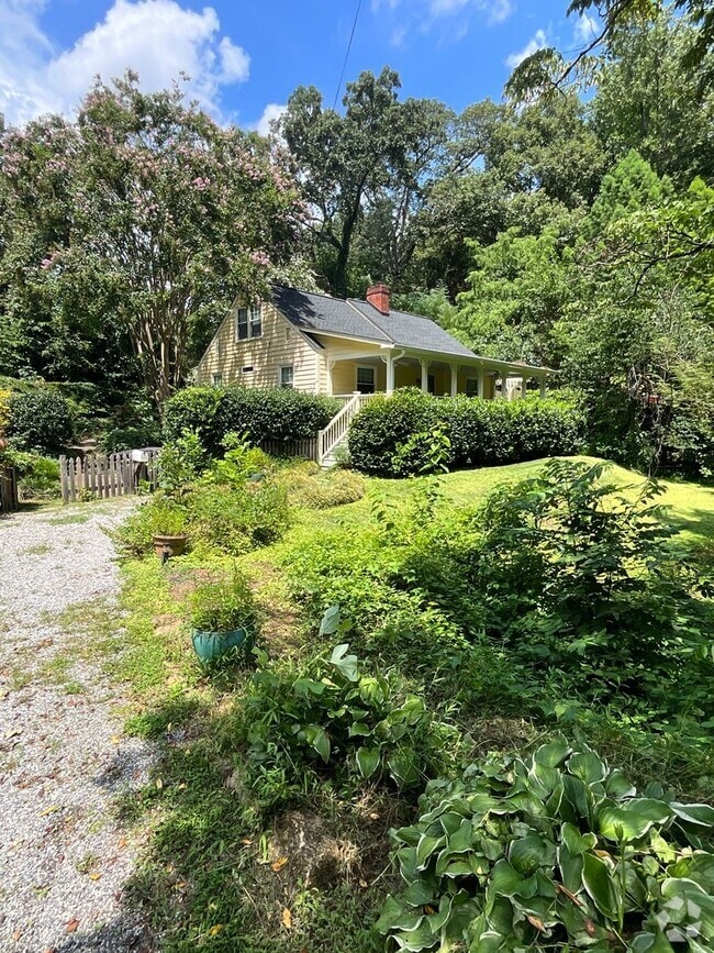 Building Photo - 2451 Lyndhurst Ave