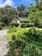Building Photo - 2451 Lyndhurst Ave