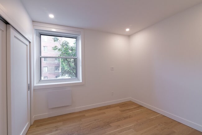 Building Photo - 5530 Cote Saint-Luc Road