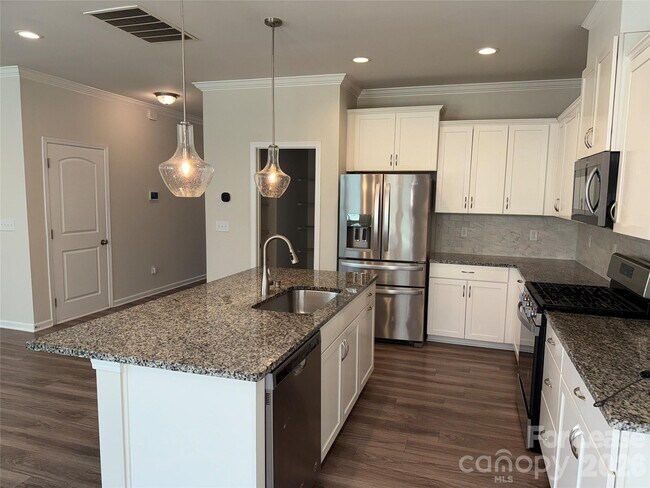 Building Photo - 17401 Carolina Hickory Dr