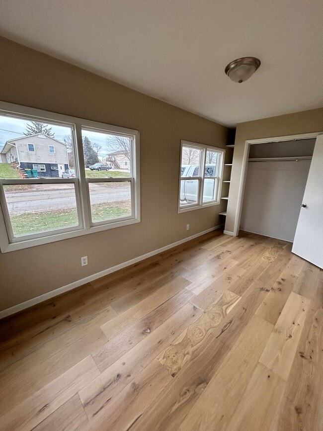 Building Photo - Freshly Remodeled Unit