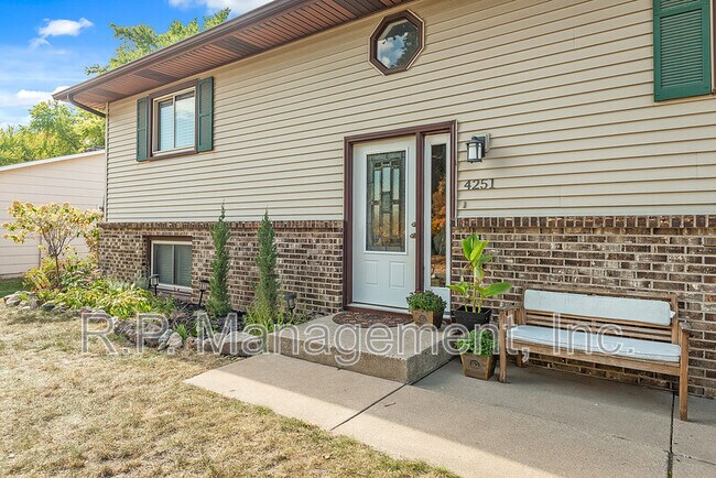 Foto del edificio - 4251 Carlson Lake Ln N