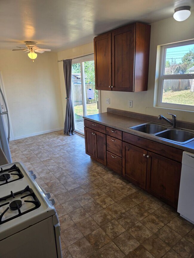 Building Photo - 2 Bedroom with Huge Yard in Springfield