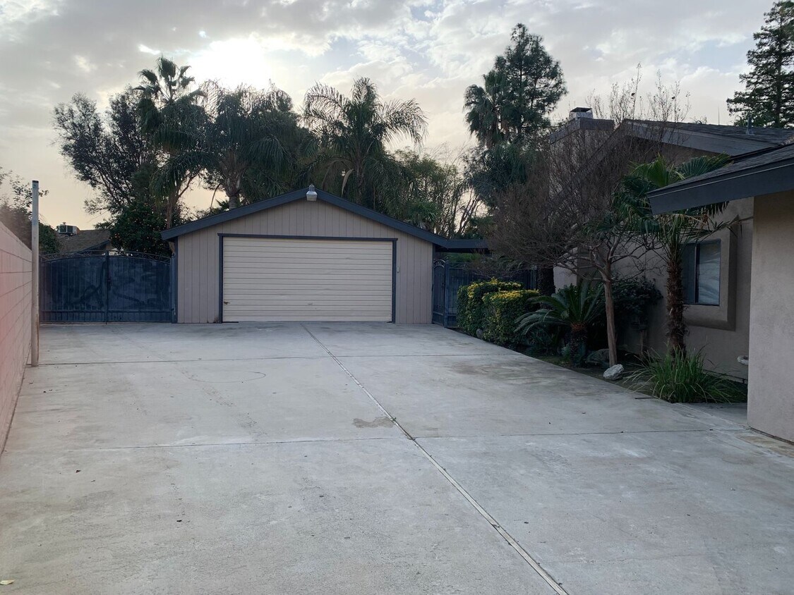 Foto principal - NW Bakersfield home with a pool!