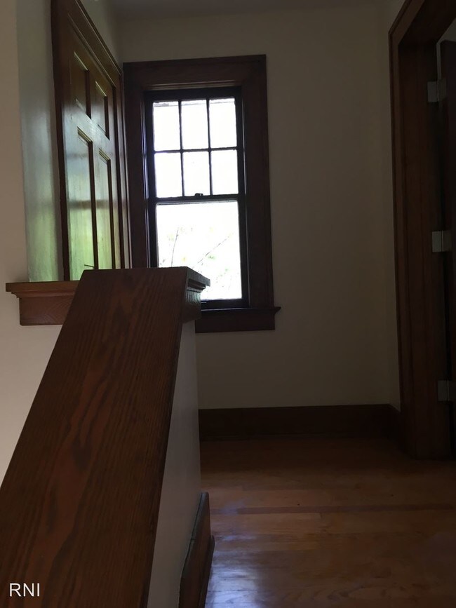 Foto del edificio - 723 Nuttman Ave