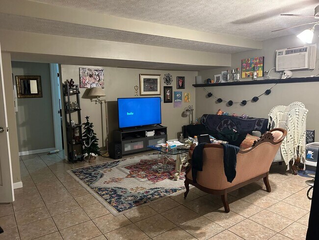 Foto del edificio - 2 bedroom-close to campus!