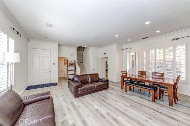 Building Photo - 5 Pelicano