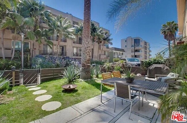 Building Photo - 25 Catamaran St