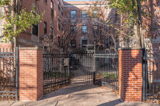 Entrada - 5200-5208 S Drexel Ave