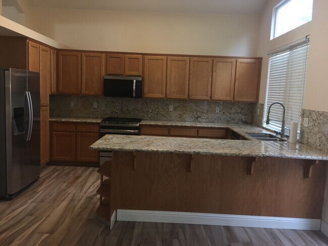 Foto del edificio - Highly Desirable 2 Story Home In Brookside