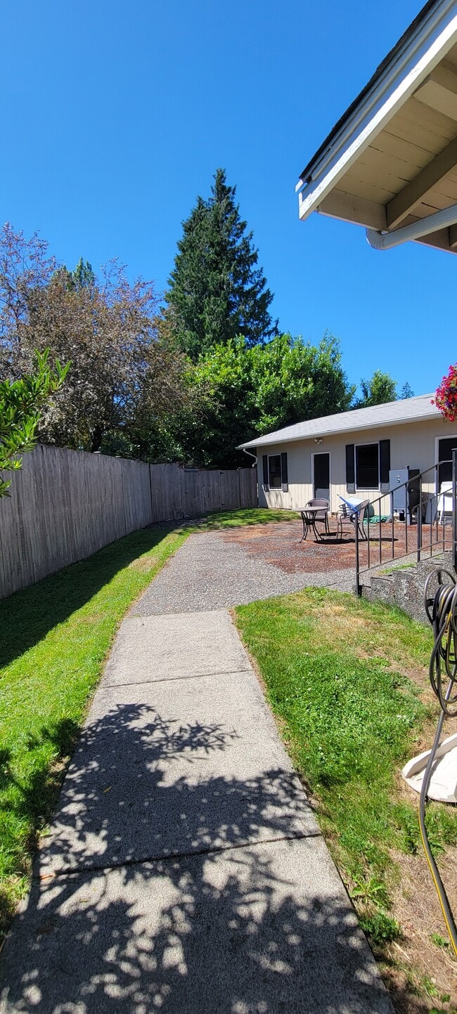 Building Photo - 1002 E Victor St