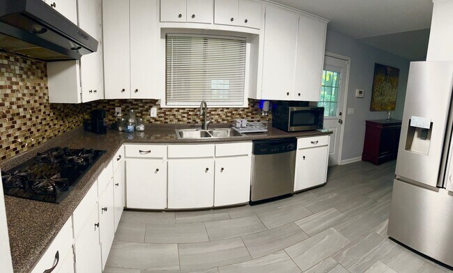 Building Photo - 2705 Parham Dr
