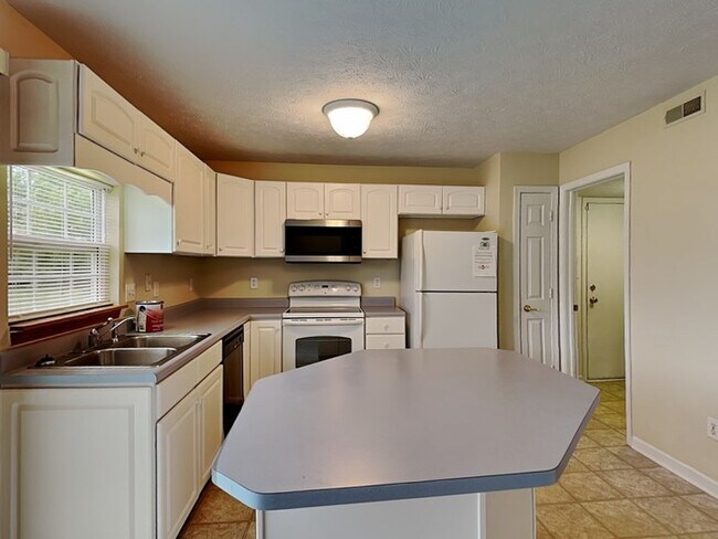 Building Photo - 3 bed 2.5 bath in Westfield!