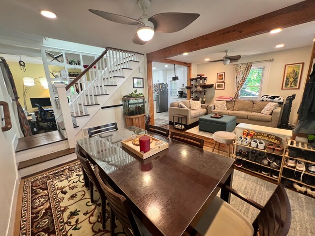 Foto del edificio - Terrific 3 Bed/1 Bath Colonial in Glen Cove!